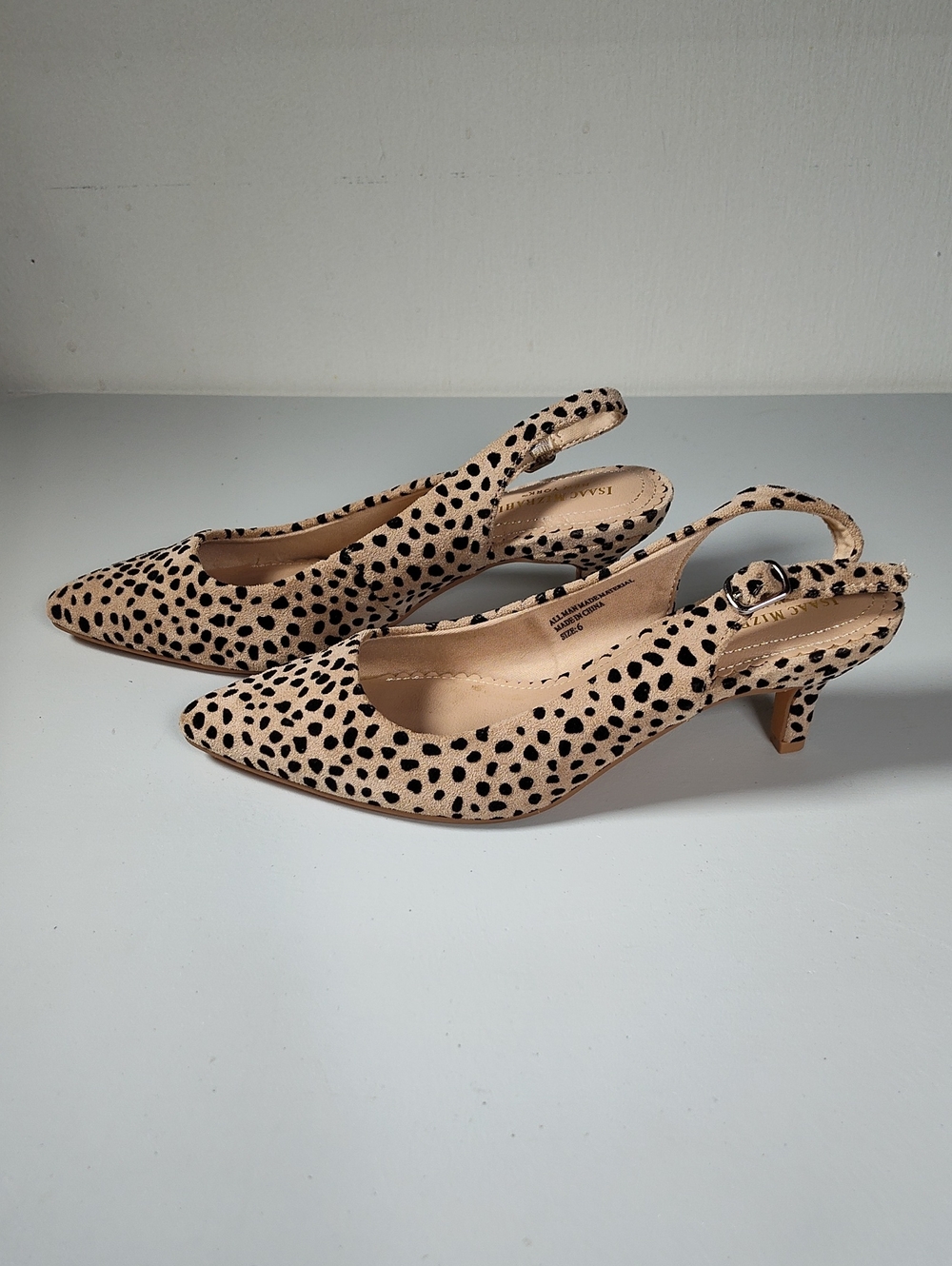 Isaac Mizrahi cheetah print pointed toe sling back kitten heels 6
